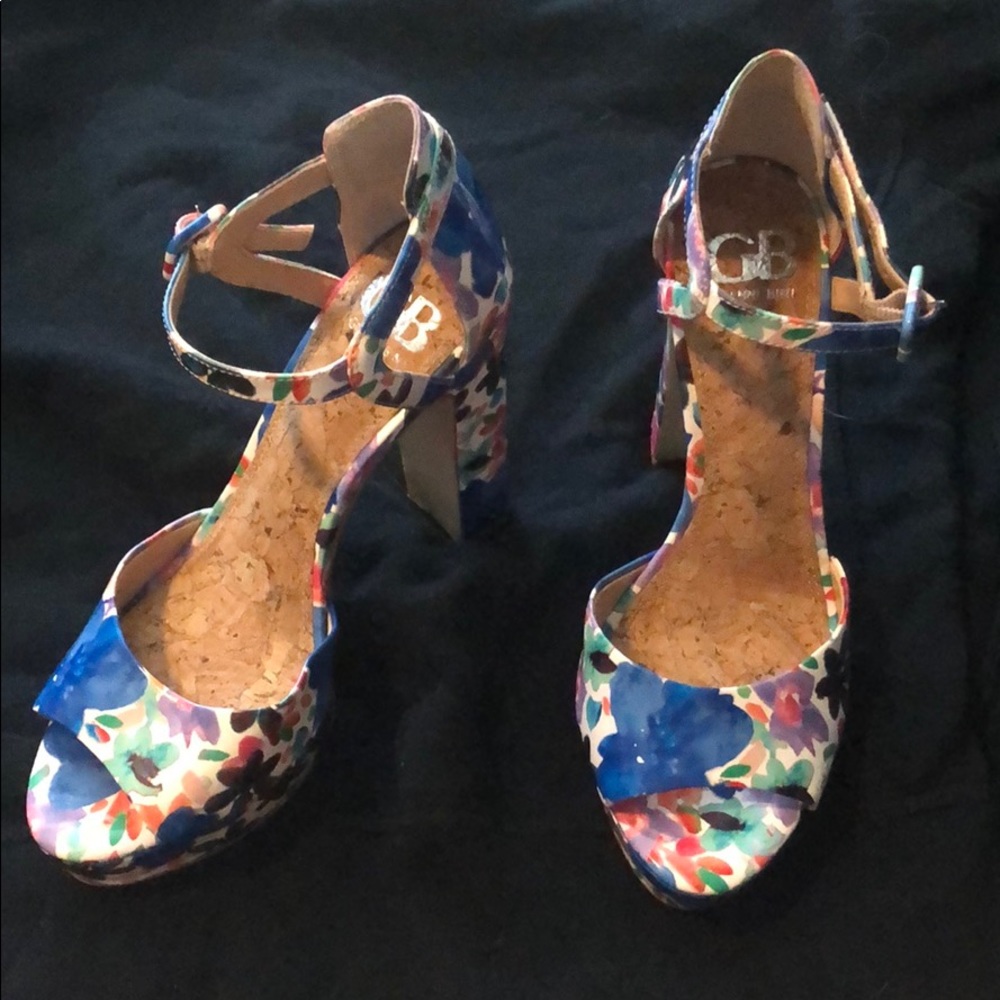 Floral print Gianni Bini platform heels